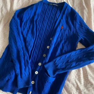 Vintage Ralph Lauren cardigan - Blå cardigan/kofta från Ralph Lauren. Strokek L (normal i storlek men har använt den som oversize) 