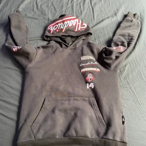 Hoodrich  - En fin hoodrich i storlek xs har haft den här tröjan ungefär 5 gånger! Den har mest legat i mitt rum och skräpat 