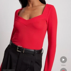 Fin tröja från NA-KD - Superfin tröja från NA-KD, stl S. Aldrig använd då den var för stor, prislappen sitter kvar. Nypris 399, säljer för 250kr. (Bild tagen från NA-KDS hemsida) 