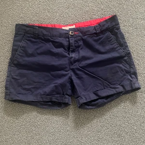 Shorts - Mörkblå shorts från Holly&Whyte som passar till allt!