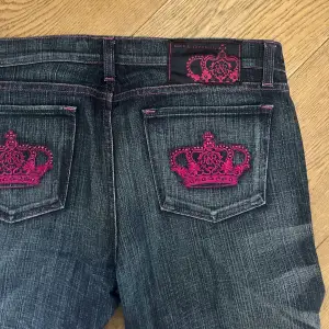 unika och coola jeans från Victoria Beckham for Rock & Republic.  Midja: 45 cm  Innerbenslängd: 77cm 