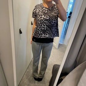 Leopard T-shirt🐆🐆🐆 - Så fin T-shirt med leopardprint🐆🐆🐆passar s-l