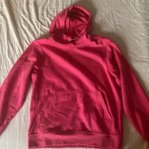 Säljer denna fina rosa hoodien i s från clique, därför att den inte har kommit till andvändning. Aldrig andvänd bara testat.🤍