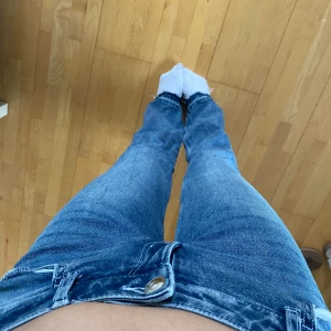 Lågmidjade jeans  - Säljer mina lågmidjade jeans från hm, de är skitsnygga och använda ett fåtal gånger. Säljer då dem inte kommer till användning så mycket längre. Skriv för fler bilder eller frågor!
