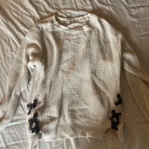Vitt stickad tröja  - Säljer denna jättefina stickade vita tröjan i 170 från uniq young, därför att den inte kommer till andvändning längre. Andvänd några få gånger.🤍
