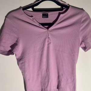 Lila top 💜 - - Fin top - Lila tajt tröja med knappar -Bekväm