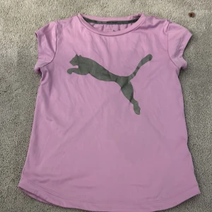 Tränings tröja💜 -  Träningströja från puma med reflexmärke🤩som ny💕 kan tänka mig att mötas upp i Stockholmsområdet😊 