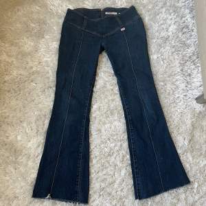 Säljer dessa lågmidjade jeans från Miss Sixty. Midjemått: 78cm Innebenslängd: 77cm. Har du någon fråga är det bara att höra av dig🫶🏻