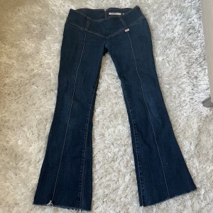 Lågmidjade jeans  - Säljer dessa lågmidjade jeans från Miss Sixty. Midjemått: 78cm Innebenslängd: 77cm. Har du någon fråga är det bara att höra av dig🫶🏻