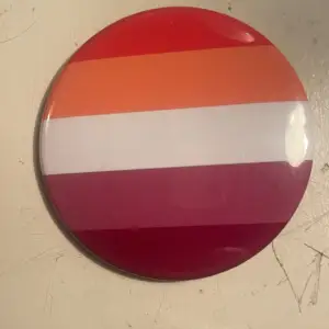 Lesbian pin, ej använd.