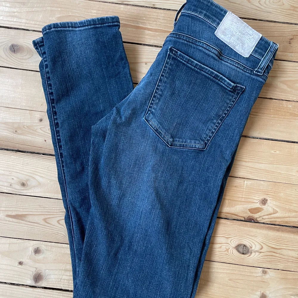 Low/mid waist. Storlek 29/32. 98% bomull och 2% elastan. Lite stretchiga. Jättefint skick! . Jeans & Byxor.