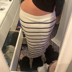 Sommarkjol 💗 - Jättefin sommarkjol som tyvärr blivit för kort. Använd en gång men i nyskick💞  Skriv gärna för fler bilder eller frågor❤️ Nypris 280 kr