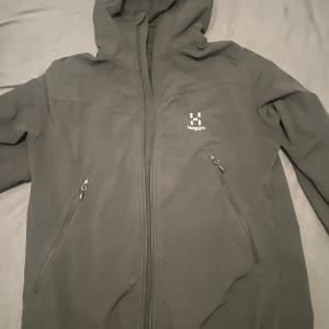 HAGLÖFS JACKA - Säljer min haglöfs jacka pga av att den inte kommer till användning haft den i 3 månader. Den är en regnjacka som passar även strl s enligt mig