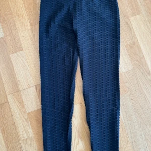 Leggings - Fina träningstights med scrunch i storlek S 