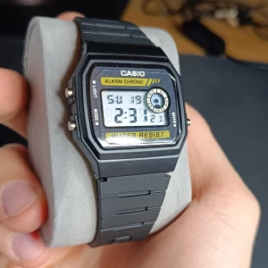Casio F-94w  - Klassisk, retro Casio modell som passar alla. Inga större repor, nya remmar. Batteri funkar. Casio f-94w 
