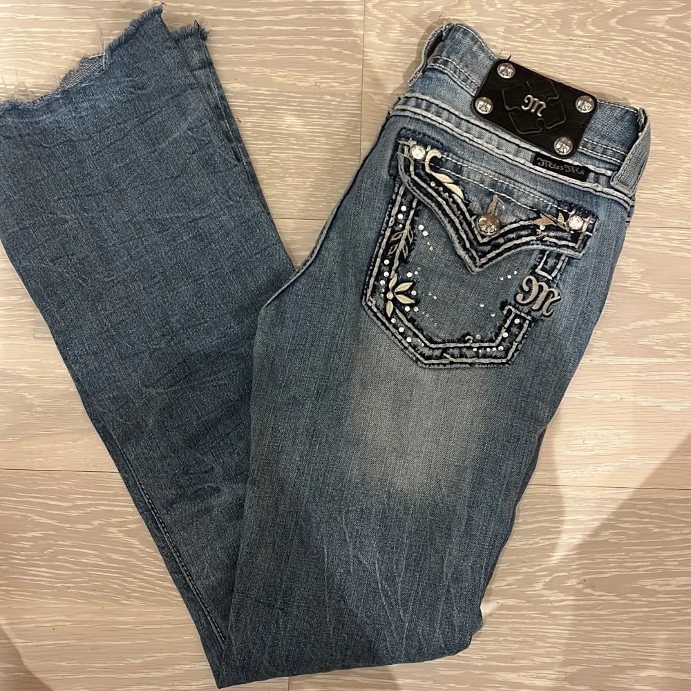 Säljer dessa supersnygga jeansen från miss me eftersom de är väldigt små för mig. De är Lågmidjade och utsvängda 💓💓 passar längden ca 160-165 och midjemåttet är 36cm rakt över (syns på bilden)💓. Jeans & Byxor.
