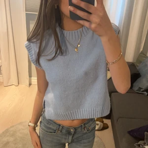 Väst - Väldigt fin väst i skönt material. Aldrig använd