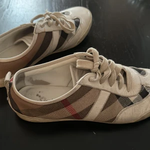 Äkta burberry skor  - Snygga burberry skor som jag säljer, lite slitna men inget man tänker på när man går runt med de. De är självklart äkta och är köpta för cirka 3000 kr 