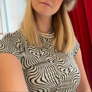 Randig tröja - Jättefin randig tröja med knyte i bra skick!