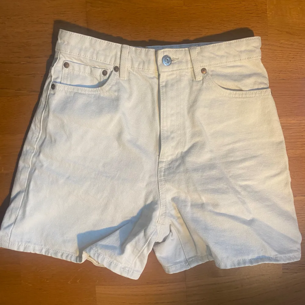 Jeansshorts från Lindex!! 100% bomull, kan skicka bilder vid behov💕 Storlek 34!. Shorts.