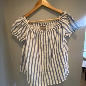 Topp - En fin topp till sommaren som är vit och blå randig, den är i storlek M och är från VERO MODA! Man kan ha den Offshoulder och onesoulder, skriv privat om du har frågor eller vill ha mer bilder❣️