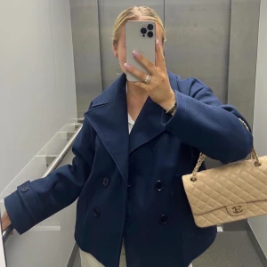  Marin blå Design by si kappa.  -  säljer denna as snygga kappa, den är i storlek xs-s och är i nytt skick. Priset jag säljer är 400 kr men ifall många är intresserade så kommer jag sälja till den som budar högst, fast ingen budgivning. Köpt för 750kr, Kontakta få fler bilder💕💕