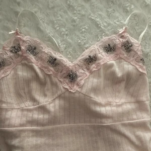 Somrigt linne från Guess - Jättegulligt linne från Guess Jeans som tyvärr aldrig kommit till användning. Står ingen storlek på linnet men jag har vanligtvis storlek S☺️