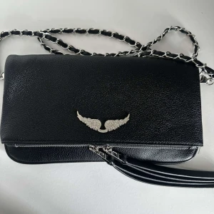 Zadig Voltaire väska - Helt ny Zadig Voltaire axelrämsväska. Bara testad ej använd. Kvitto finns.