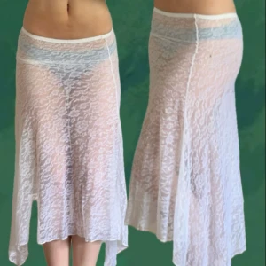 Vit spetskjol - Snygg y2k vintage spetskjol! Väldigt genomskinligt men fin