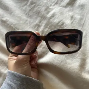 Världens snyggaste solglasögon från chanel! De är köpta på vestaire (äkthetsbevis finns) samt i perfekt skick. Köpta för 2000 