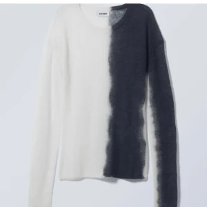 Snygg tröja  - Snyggare tröjan från weekday använder inte längre då jag redan använt den så mycket kostade 500kr as snygg bra skick sista bilden e tagen idag och inga defekter . Den e inte blå som den som säljs nu utan den e svart o säljs inte längre ❤️