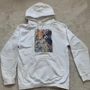 snygg vit hoodie med tryck! 💘 köpt på plick för några månader men väljer nu att sälja, lite liten i storlek! 