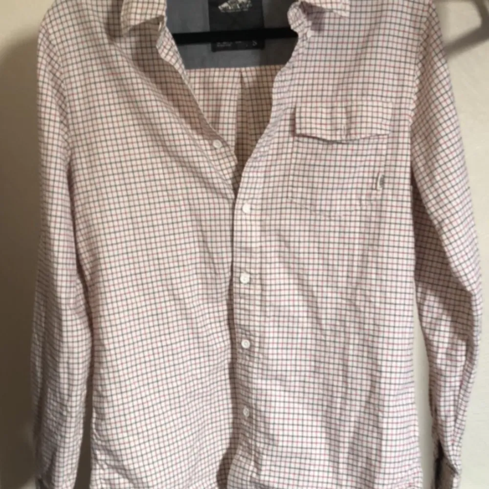 En rutig vans skjorta i storlek s som aldrig är använd. Jag köpte den för 600kr . Skjortor.