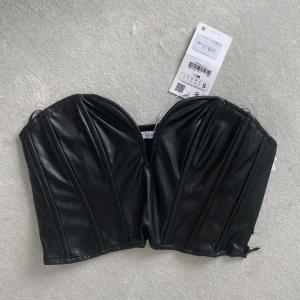 Zara topp  - Helt ny, oanvänd!!! Säljer denna jättefina topp, använda för fest och evenemang🌷🌷