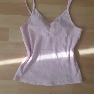 Gulligt rosa linne! Perfekt inför sommaren 💕💕 bra skick, använt fåtal gånger, inga fläckar