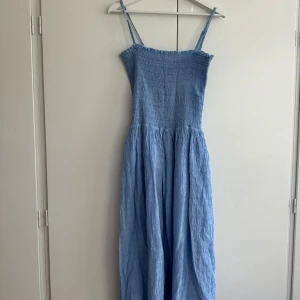 Klänning  - Jättegullig klänning från & other stories i fint skick. Stl L men passar absolut en M!