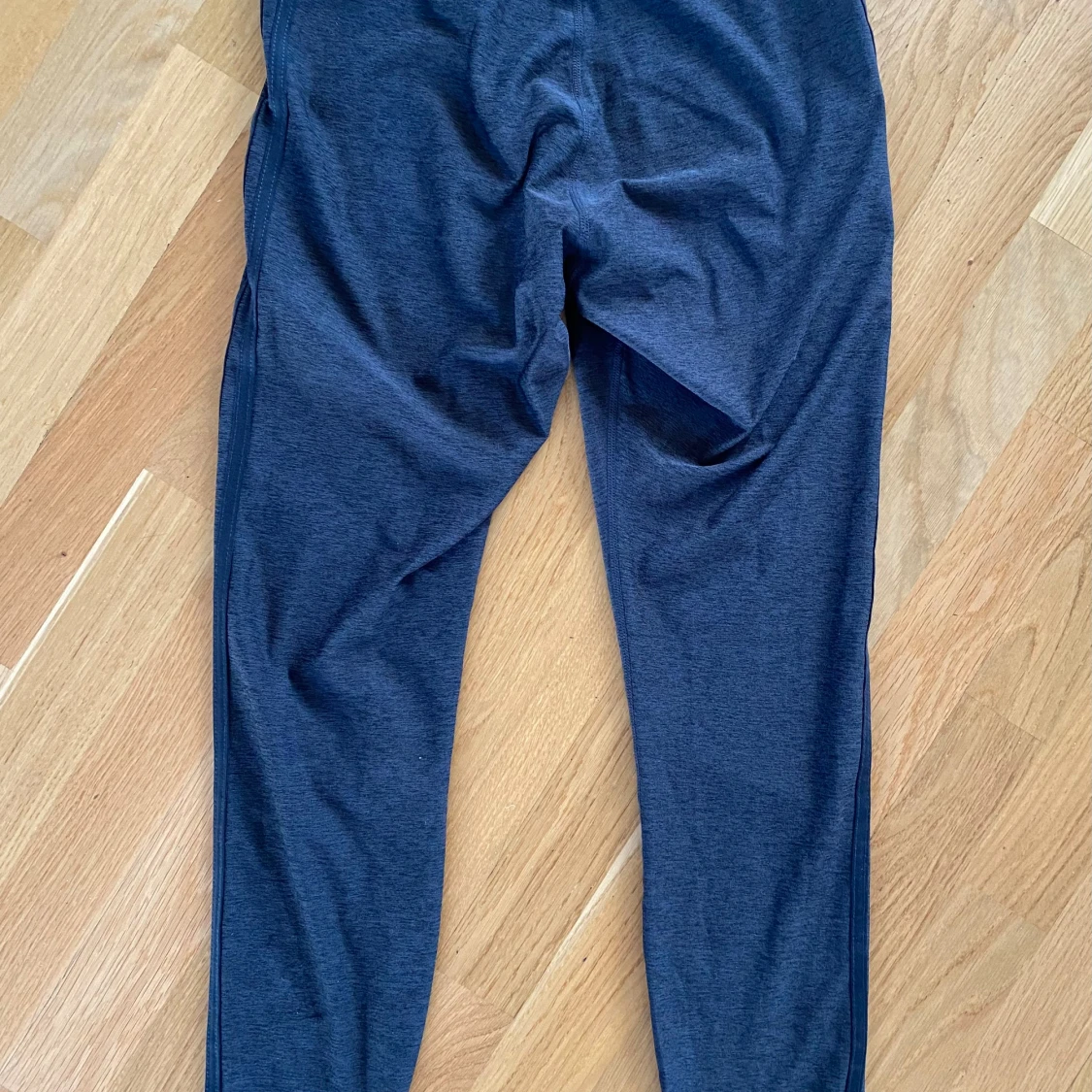 Mörk grå melerade träningstights i strl L från Stronger   - 92