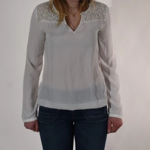 Vit blus från Esprit - Modellen bär i vanliga fall S/M och är 168 cm lång  