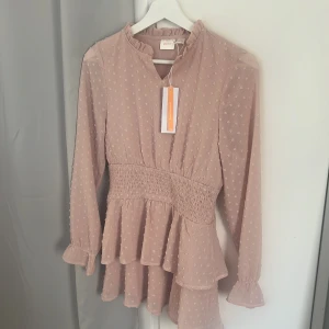 Klänning - Super söt klänning, aldrig använd me lapp kvar. Väldigt bra i storleken t båda korta o långa beronde på hur man vill att den sitter i längd. Stretch matrieal 🙌🏼❤️ Säljer billigt pg vill få den såld 