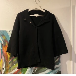 Svart trekvartsärmad softgoat kofta - SÅ snygg men behöver pengar, skriv om ni är intresserade🥰☀️☀️