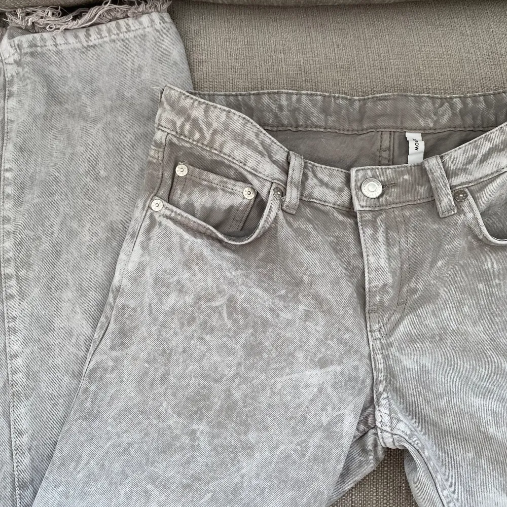 Gråa jeans från Weekday i modellen Arrow low straight. Tagit ner follen där nere för att få mer längd så passar mer som 31/32 läng.  Använt 2-3 gånger💕🌸. Jeans & Byxor.