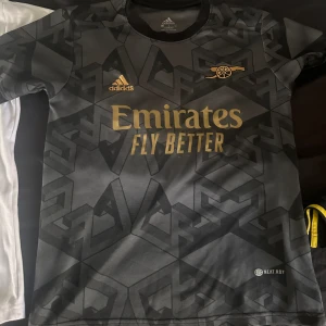 Sverige (S) Real Madrid (M/S) Arsenal (S/M/L) - Bra att ha på gymmet eller när man ska göra någon rolig aktivitet.   Sitter även bekvämt