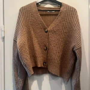 Stickad kofta Chiquelle  - Brun stickad kofta från Chiquelle i One-Size. Passar mig som vanligtvis har S/M 