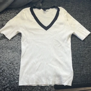 Topp - Ribbad topp, säljer för att den inte kommer till användning. Inte så väl använd och inga defekter  Storlek S men skulle säga passar även XS och M ✨