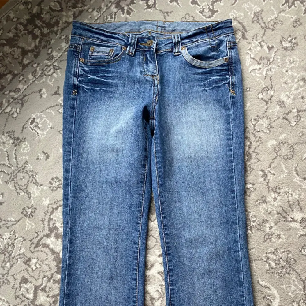 Sjukt snygga lågmidjade jeans i så najs färg! Storlek 34 men passar större så de är mycket stretch 💕 väldigt långa på mig som är 165. Tryck gärna på köp nu. Jeans & Byxor.