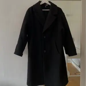 En svart kappa från H&M i storlek S. Mycket bra skick men är lite noppriga på ärmarna, vilket går att lösa!💓 