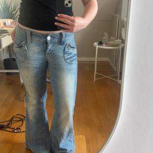 Säljer dessa sjukt snygga jeans som tyvärr inte passar mig💕Midjemåttet är 40 och innerbenslängden är 77