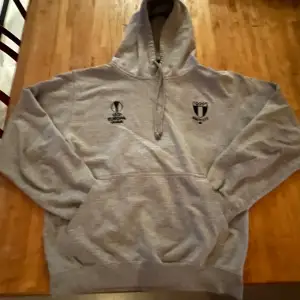 Mega snygg Malmö FF hoodie från Europa Leaguesom har blivit för lite för mig. Färg grå och är i bra skick ungefär 8/10 .