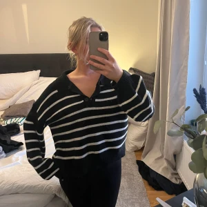 Randig tröja - Stickad randig tröja som har tre knappar. 