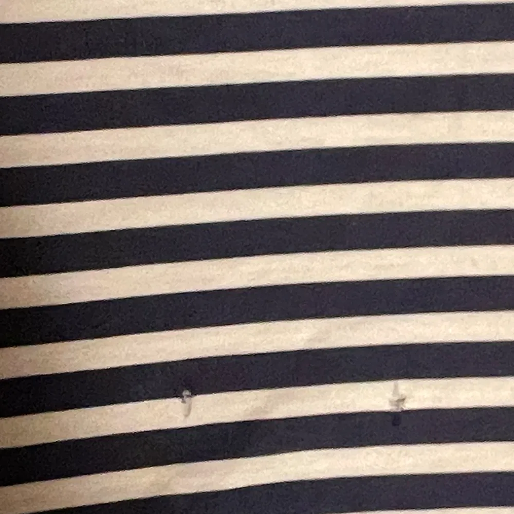 Säljer en Comme des garcons i storlek L men sitter som M… sick 7/10 två små hål på magen men annars ingenting. T-paidat.